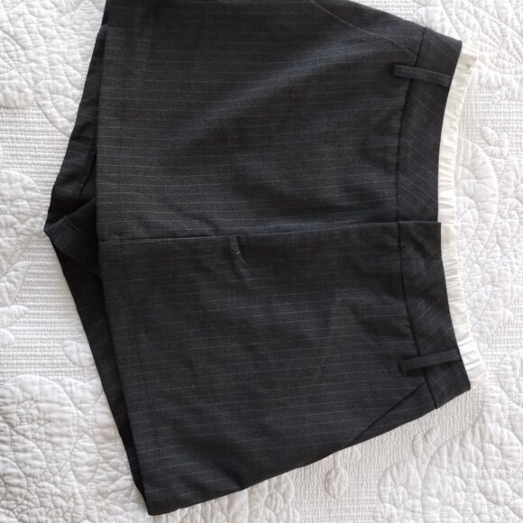 Pinstripe skort - Picture 3 of 3